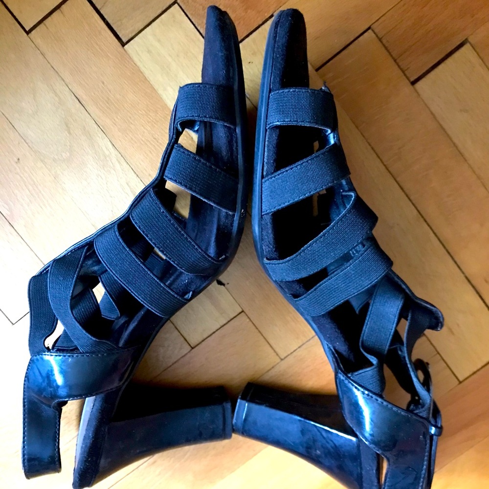 Black sandals heels with elastic straps in excellent condition size 11